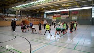 Ein Handballverein trainiert in der Alfelder Sporthalle. © Screenshot 