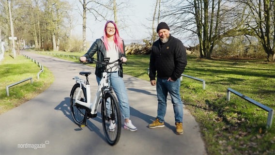 Eine Frau mit einem Fahrrad steht neben Moderator Stefan Kuna. © Screenshot 