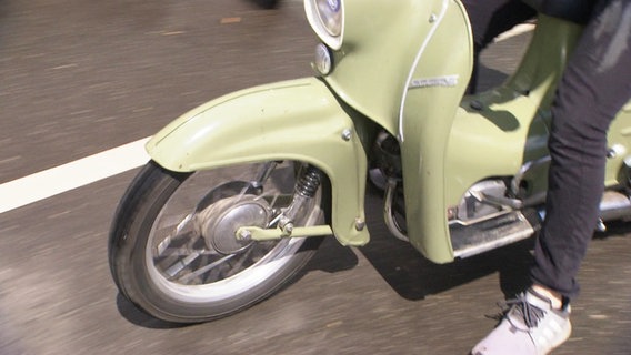 Ein grünes Moped. © Screenshot 