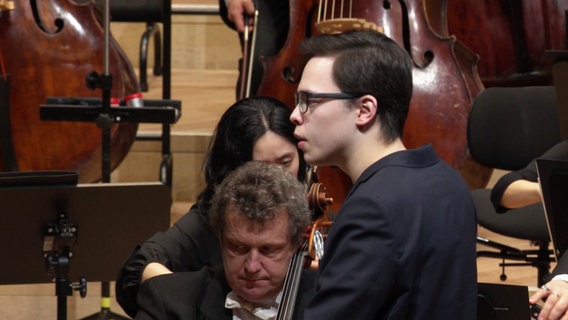 Tarmo Peltokoski dirigiert das Orchestre National du Capitole de Toulouse. © Screenshot 