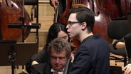 Tarmo Peltokoski dirigiert das Orchestre National du Capitole de Toulouse. © Screenshot 