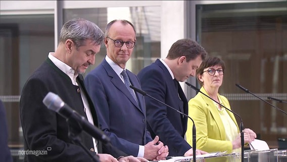 Markus Söder, Friedrich Merz, Lars Klingbeil und Saskia Esken bei einer Pressekonferenz zum Stand der Koalitionsverhandlungen zwischen Union und SPD. © Screenshot 