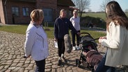 Das Dorfgeschichte-Team im Gespräch mit Anwohnern aus Ollndorf. © Screenshot 