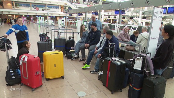 Gestrandete Passagiere sitzen wegen eines Streiks an einem Flughafen fest. © Screenshot 