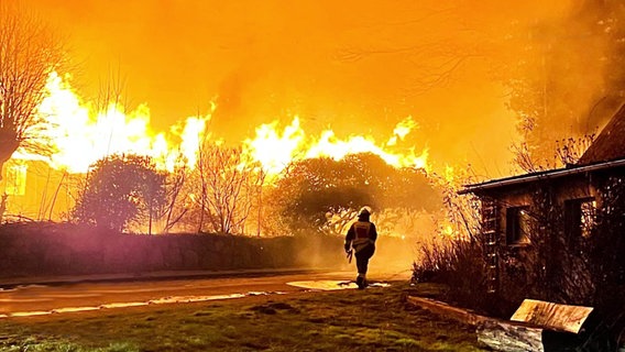 Einsatzkräfte der Feuerwehr löschen einen Brand. © Screenshot/Polizei Stade 