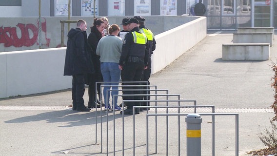 Polizisten hatten auf dem Schulgelände und in der Umgebung nach dem mutmaßlichen Täter gefahndet. © Screenshot 