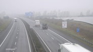 Vier LKWs fahren auf der Autobahn im Nebel. © Screenshot 