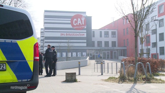 Ein Polizeiwagen steht vor dem Bürgerzentrum. © Screenshot 