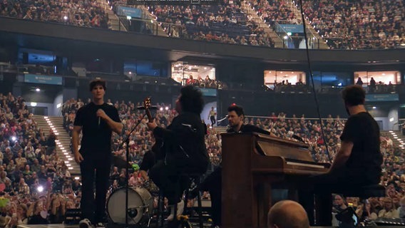 Sänger Wincent Weiss in mitten der ausverkauften Barcleys Arena © Screenshot 