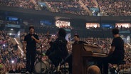 Sänger Wincent Weiss in mitten der ausverkauften Barcleys Arena © Screenshot 