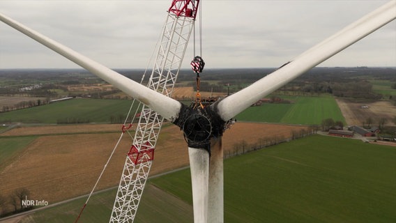 Eine verbrannte Windkraftanlage wird abgebaut. © Screenshot 