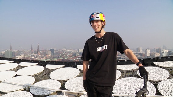 Fabio Wibmer auf dem Dach der Elbphilharmonie. © Screenshot 