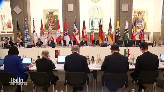 Die Ministerpräsidenten der Länder sitzen an einem großen Tisch. © Screenshot 