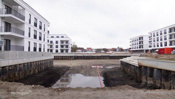 Eine große Grube, in die Wasser läuft- das Hafenbecken in Barth wird geflutet. © Screenshot 