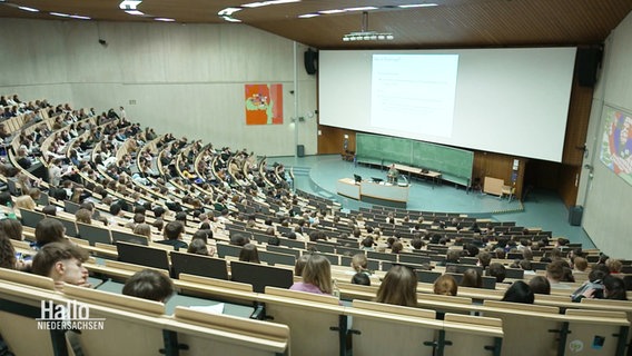 Studierende sitzen in einem Hörsaal. © Screenshot 