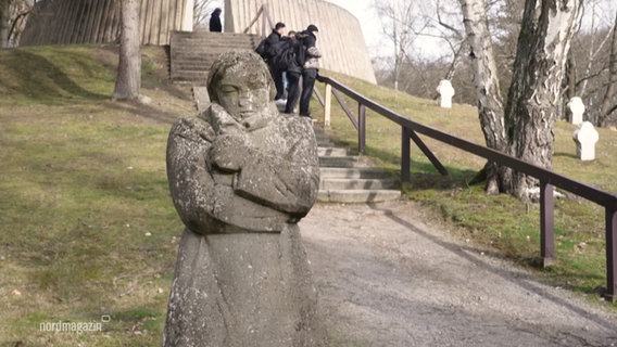 Eine Skulptur steht in der Kriegsgräberstätte Golm. © Screenshot 