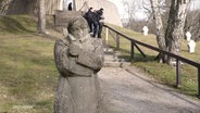 Eine Skulptur steht in der Kriegsgräberstätte Golm. © Screenshot 