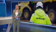 Bibiana Barth moderiert ein NDR Info extra zum Insolvenzantrag des Batterieherstellers Northvolt in Schweden. © Screenshot 