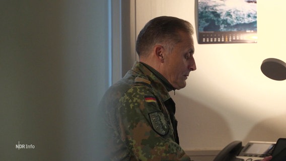 Ein Soldat der Bundeswehr sitzt an einem Computer. © Screenshot 