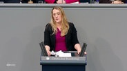 Katharina Dröge, Fraktionsvorsitzende der Grünen, bei einer Rede im Bundestag. © Screenshot 