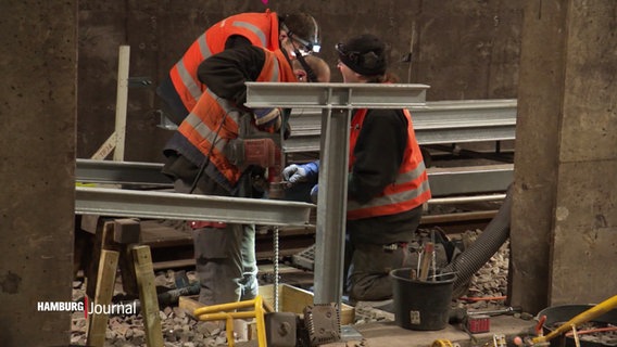 Bauarbeiter arbeiten an einem U-Bahngleis. © Screenshot 