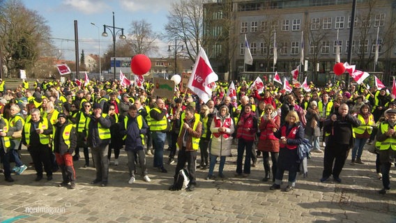 Menschen mit gelben Westen bei einer Warnstreikveranstaltung. © Screenshot 