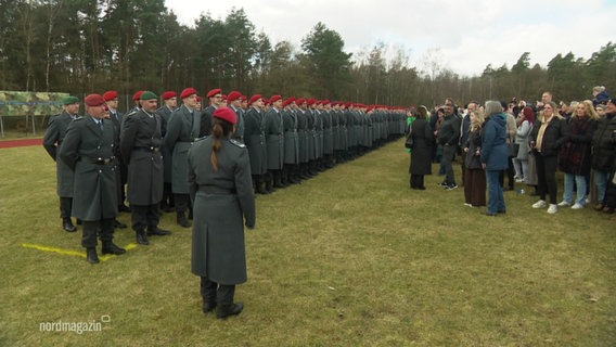 Soldatinnen bei einem Gelöbnis in Hagenow. © Screenshot 