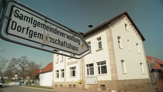 Ein Schild zeigt auf das Rathaus der Samtgemeinde Heeseberg . © Screenshot 