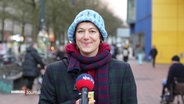 Leonie steht in der Fußgängerzone in Altona. © Screenshot 