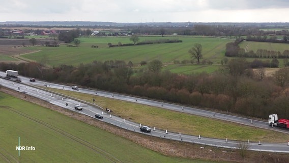 Eine Autobahn in Bad Segeberg aus Vogelperspektive. © Screenshot 