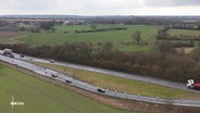 Eine Autobahn in Bad Segeberg aus Vogelperspektive. © Screenshot 