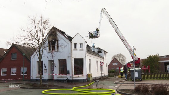 Die Feuerwehr bei Aufräumarbeiten nach dem Brand in Bunde. © Screenshot 