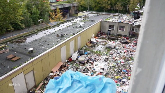 Ein vermüllter Hinterhof eines Gebäudekomplexes in Göttingen. © Screenshot 