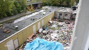 Ein vermüllter Hinterhof eines Gebäudekomplexes in Göttingen. © Screenshot 