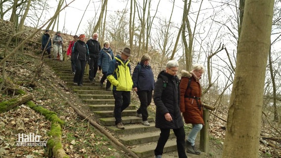 Eine Gruppe von Menschen beim wandern. © Screenshot 