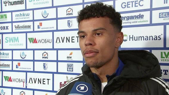 HSV-Spieler Ransford Königsdörfer im Interview vor einer Logowand. © Screenshot 