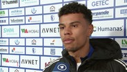 HSV-Spieler Ransford Königsdörfer im Interview vor einer Logowand. © Screenshot 