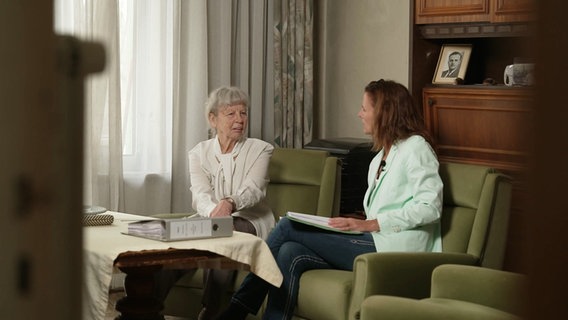 Zwei Frauen sitzen auf einem Sofa. © Screenshot 