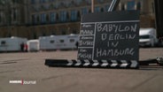 Auf eine Filmklappe ist mit Kreide "Babylon Berlin in Hamburg" geschrieben. © Screenshot 