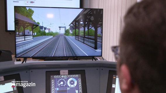 Ein junger Mann sitzt vor einem Bahnsimulator. © Screenshot 