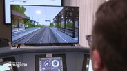 Ein junger Mann sitzt vor einem Bahnsimulator. © Screenshot 