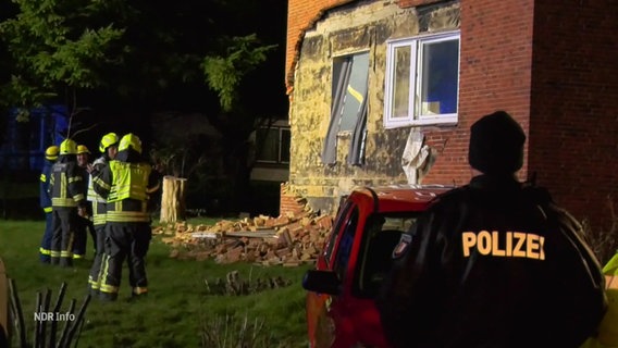 Einsatzkräfte der Feuerwehr untersuchen ein Wohnhaus. © Screenshot 