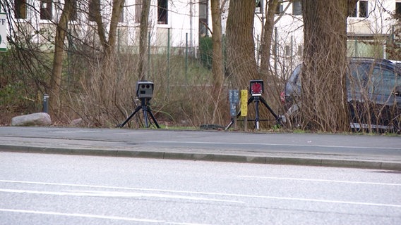 Zwei Blitzer sind am Straßenrand aufgestellt. © Screenshot 