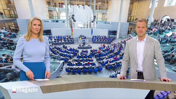 Gabi Lüeße und Henrik Hanses moderieren das Schleswig-Holstein Magazin. © Screenshot 