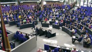 Politiker sitzen im Bundestag. © Screenshot 