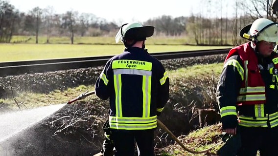 Ein Feuerwehrmann löscht einen kleinen Brand. © Screenshot 