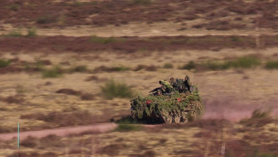 Ein Panzer rast durch ein Übungsgelände. © Screenshot 