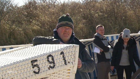 Ein Mann lehnt an einem Strandkorb. © Screenshot 