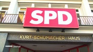 Ein SPD-Schild hängt über dem Eingansbereich des Kurt-Schumacher-Haus © Screenshot 