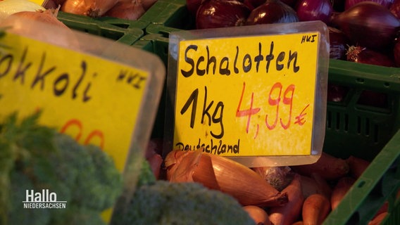 Auf einem Markt kostet ein Kilogramm Schalotten 4,99€. © Screenshot 